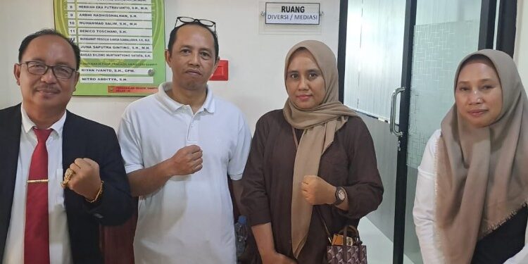 Foto:IST/MATA KALTENG - Para penggugat didampingi kuasa hukum menjalani persidangan PMH di Pengadilan Negeri Sampit.
