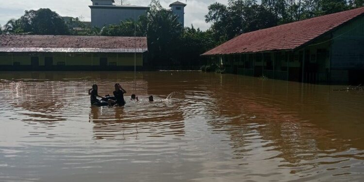 Foto:IST/MATA KALTENG - salah satu sekolah yang terendam banjir di kecamatan Mentaya Hulu.