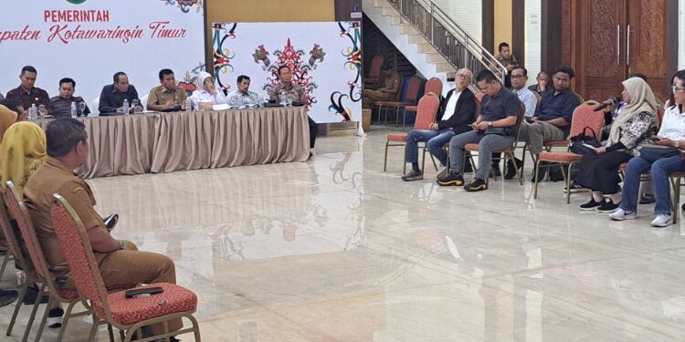 Foto:DIAN/MATA KALTENG - Kunjungan Kerja Ketua DPRD beserta seluruh anggota
Komisi II DPRD Provinsi Kalteng dengan Bupati Kotim dalam rangka mempererat tali silaturahmi dan menjalankan fungsi legislasi DPRD di Rujab Bupati, 19 Mei 2026.