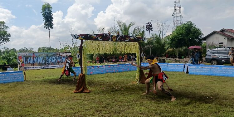 FOTO: NRA/MATAKALTENG - Aksi Pertunjukan Seni Bela Diri Lawang Sekepeng salah satu peserta lomba.
