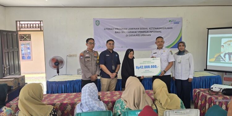 Foto:IST/MATA KALTENG - Penyerahan santunan bagi ahli waris peserta BPJS Ketenagakerjaan.