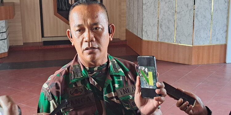 Kaur Tuud Denzibang 1/XXII Sampit Korem 102/Panju Panjung, Kapten Czi Panca Setiawan saat Tunjukkan peta lahan pembangunan Yonif TP 923/Mentaya.