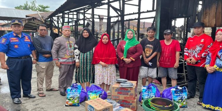 FOTO: IST/MATA KALTENG - Wakil Bupati Kabupaten Kotawaringin Timur (Kotim) Irawati menyerahkan bantuan kepada korban kebakaran yang terjadi di kawasan Jalan Haji Imran, Gang Mutiara, Sampit, Sabtu 23 Mei 2026.