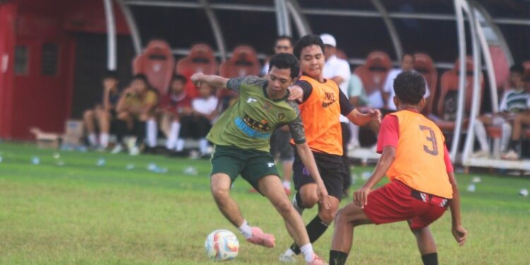 FOTO: Tim Porprov Sepakbola Kota Palangka Raya (rompi orange), pada saat melakukan uji coba dan seleksi dengan menghadapi tim Persepun FC serta Bintang Bina Perkasa (BBP), di Stadion Tuah Pahoe, Minggu (24/5/2026).