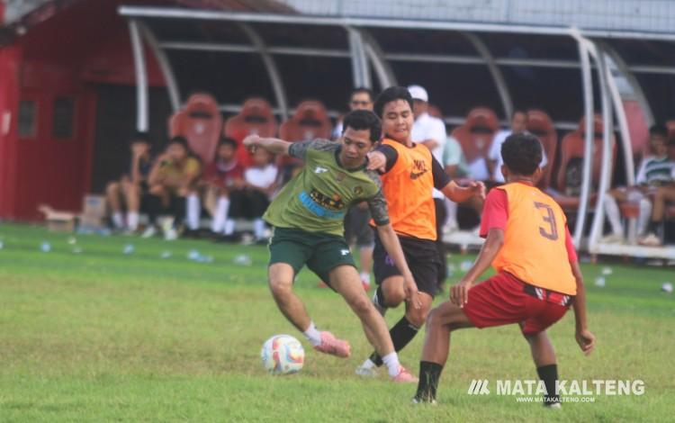 FOTO: Tim Porprov Sepakbola Kota Palangka Raya (rompi orange), pada saat melakukan uji coba dan seleksi dengan menghadapi tim Persepun FC serta Bintang Bina Perkasa (BBP), di Stadion Tuah Pahoe, Minggu (24/5/2026).