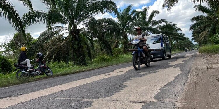 Foto:IST/MATA KALTENG - kondisi jalan rusak di HM Arsyad dari arah Sampit menuju Ujung Pandaran.