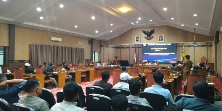 Foto:IST/MATA KALTENG - rapat dengar pendapat (RDP) bersama DPRD, pihak SPBU, Pertamina dan dinas terkait, guna menjawab keluhan petani terkait sulitnya memperoleh biosolar subsidi, 26 Mei 2026.