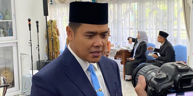 FOTO: NRA/MATAKALTENG - Muhammad Reza Prabowo, Kepala Dinas Pendidikan Provinsi Kalimantan Tengah saat diwawancarai awak media.