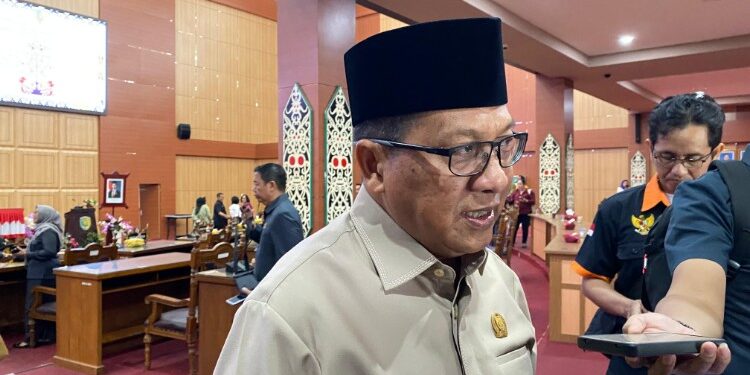 FOTO: NRA/MATAKALTENG - Ketua DPRD Kota Palangka Raya, Saat diwawancarai awak media.