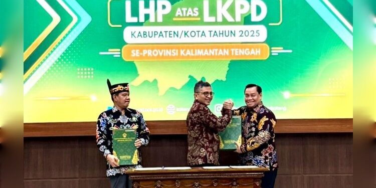 Foto:IST/MATA KALTENG - Bupati Kotim Halikinnor saat terima penghargaan WTP Ke 12, 29 Mei 2026.
