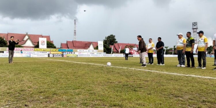 Foto:IST/MATA KALTENG - Pembukaan Turnamen sepak bola HNR Cup II Tahun 2026 resmi bergulir di Stadion 29 Nopember Sampit, Minggu 31 Mei 2026.