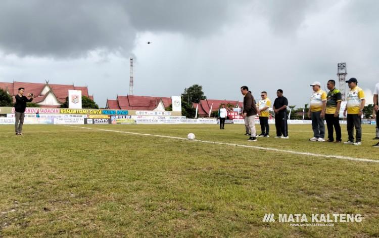 Foto:IST/MATA KALTENG - Pembukaan Turnamen sepak bola HNR Cup II Tahun 2026 resmi bergulir di Stadion 29 Nopember Sampit, Minggu 31 Mei 2026.