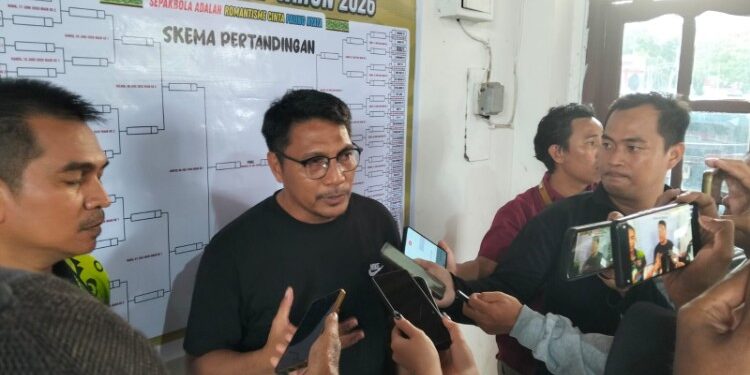 Foto:mantan pemain Tim Nasional Indonesia, Isnan Ali, yang saat ini aktif sebagai asisten pelatih PS Barito Putera.