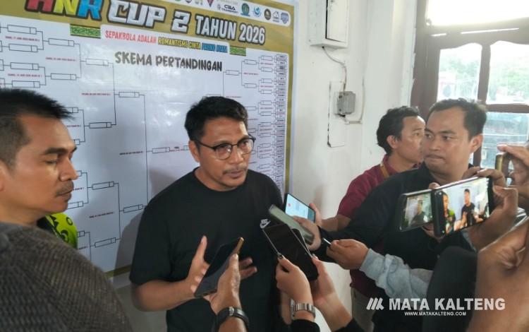 Foto:mantan pemain Tim Nasional Indonesia, Isnan Ali, yang saat ini aktif sebagai asisten pelatih PS Barito Putera.