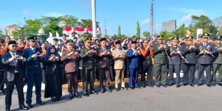 Foto:IST/MATA KALTENG - Peringatan Hari Lahir Pancasila Tahun 2026 yang dirangkai dengan Apel Siaga Sensus Ekonomi (SE) 2026 di halaman Kantor Bupati Kotim, Senin, 1 Juni 2026.