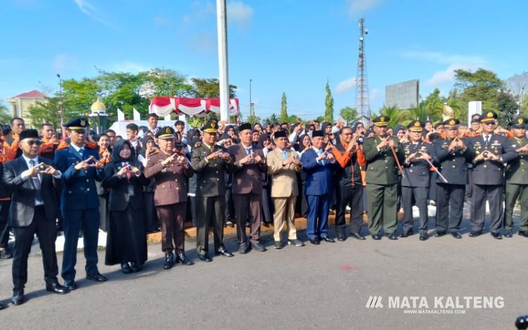 Foto:IST/MATA KALTENG - Peringatan Hari Lahir Pancasila Tahun 2026 yang dirangkai dengan Apel Siaga Sensus Ekonomi (SE) 2026 di halaman Kantor Bupati Kotim, Senin, 1 Juni 2026.