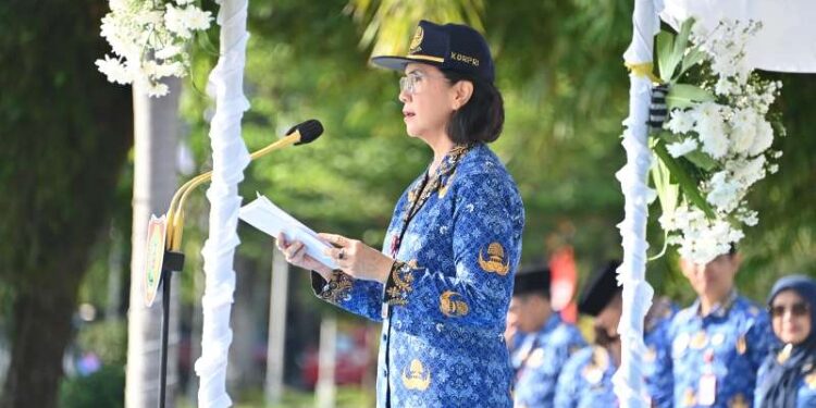 FOTO: IST/BIROADPIM - Pj. Sekda Linae Victoria Aden memimpin upacara memperingati Hari Lahir Pancasila lingkup Setda Provinsi Kalteng di Halaman Kantor Gubernur, Senin 1 Juni 2026.