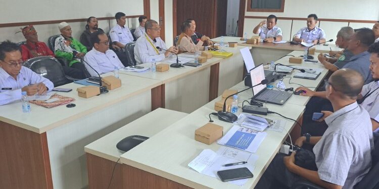 Foto:DIAN/MATA KALTENG - mediasi antara masyarakat yang mengajukan klaim lahan melalui LSM Pudka dengan empat perusahaan besar swasta (PBS), yakni PT BAT, PT Borneo Sawit Perdana (BSP), PT Swadaya Sapta Putra (SSP/SSM), dan PT KMB, 3 Juni 2026.