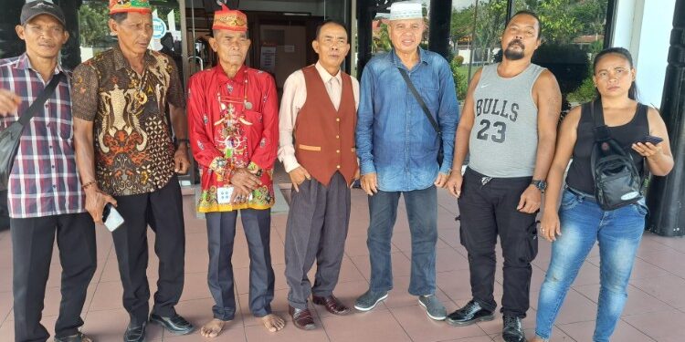 Foto:DIAN/MATA KALTENG - Sejumlah pemilik lahan bersama penerima kuasa usai mediasi di Setda Kotim, 3 Juni 2026.