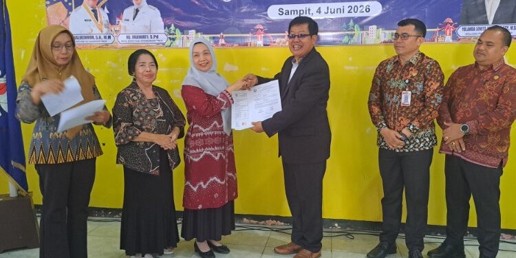 Foto:DIAN/MATA KALTENG - Serah Terima Jabatan Kepsek SMPN 1 Sampit, 4 Juni 2026.
