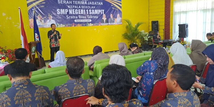 Foto:DIAN/MATA KALTENG - Kepala Badan Kepegawaian dan Pengembangan Sumber Daya Manusia (BKPSDM) Kotim, Kamaruddin Makkalepu saat hadiri acara serah terima jabatan Kepsek SMPN 1 Sampit, 4 Juni 2026.