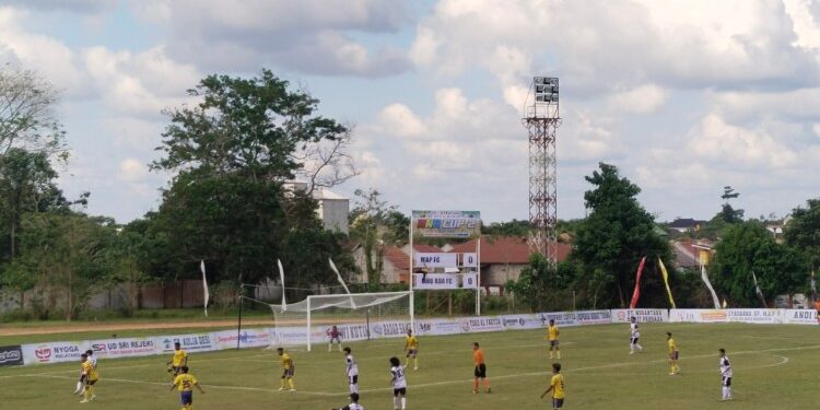 FOTO: AGUS/MATAKALTENG- Suasana pertandingan antara MHU RDA FC (baju putih hitam) vs MAP FC (baju kuning) pada Rabu, 3 Juni 2026.