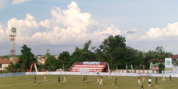 FOTO: AGUS/MATAKALTENG- BFC Mentaya saat berpesta gol ke gawang Putra Junior FC pada pertandingan HNR Cup 2 di Stadion 29 Nopember Sampit, Kamis (4/6/2026). Kemenangan telak 13-0 mengantarkan BFC Mentaya melaju ke babak 32 besar.