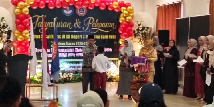 Foto:IST/MATA KALTENG - Pemberian penghargaan pada siswa berprestasi di SDN 3 MB Hulu.