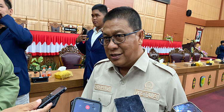 FOTO: NRA/MATAKALTENG - Ketua DPRD Kota Palangka Raya, Subandi, saat diwawancarai awak media.