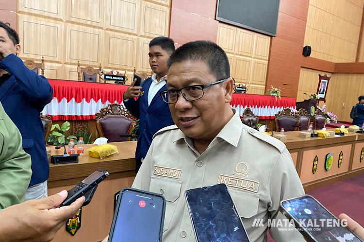 FOTO: NRA/MATAKALTENG - Ketua DPRD Kota Palangka Raya, Subandi, saat diwawancarai awak media.