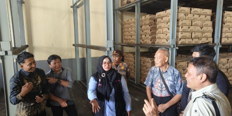 Foto:IST/MATA KALTENG - Wabup Kotim Irawati saat sidak dan pengawasan terhadap distribusi kebutuhan pokok, khususnya LPG dan minyak goreng Minyakita, 12 Juni 2026.