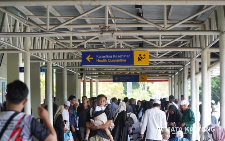 Foto:IST/MATA KALTENG - Suasana kedatangan penumpang di Bandara H Asan Sampit, 12 Juni 2026.