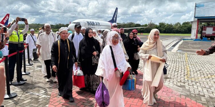Foto:IST/MATA KALTENG - Penyambutan kedatangan jemaah Haji di Bandara H Asan Sampit, 12 Juni 2026.