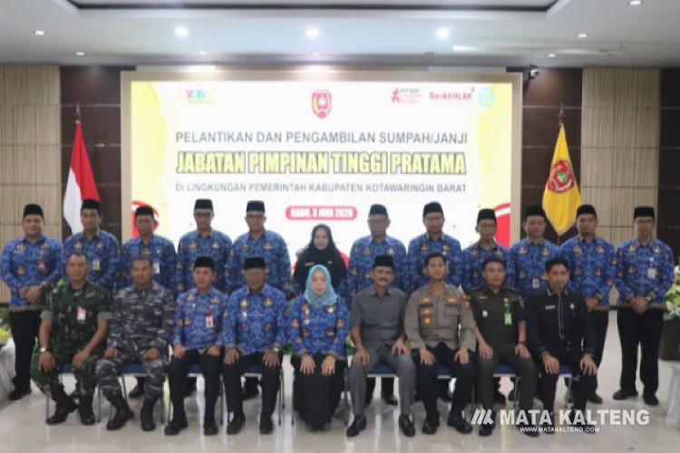 Bupati Kobar Lantik 12 Pejabat Pimpinan Tinggi Pratama