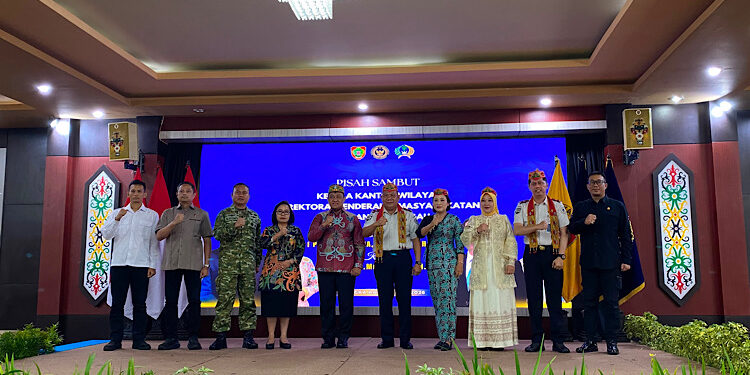 FOTO: NRA/MATAKALTENG - Foto Bersama acara pisah sambut Kepala Kantor Wilayah Direktorat Jenderal Pemasyarakatan Kalimantan Tengah yang berlangsung di Aula Jayang Tingang Lantai I Kantor Gubernur Kalimantan Tengah, Kamis (11/6/2026).