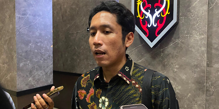 FOTO: NRA/MATAKALTENG - Anggota Pansus DPRD Kalteng, Okky Maulana Razak, saat diwawancarai awak media.