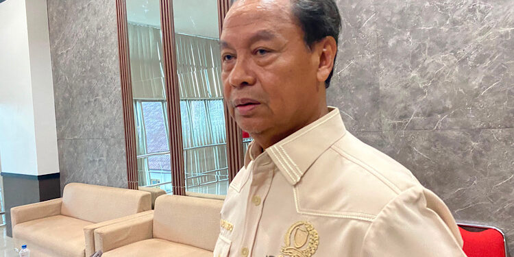 FOTO: NRA/MATAKALTENG - Ketua Komisi III DPRD Kalteng, Sugiyarto, saat diwawancarai awak media.