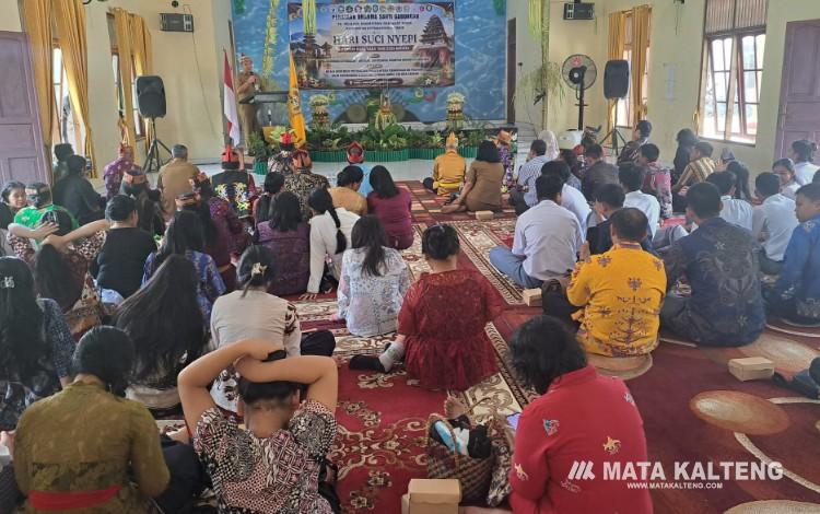 Foto:DIAN/MATA KALTENG - Perayaan Dharmasanti Nyepi Tahun Baru Saka 1948 Tahun 2026 Masehi di Balai Basarah Penyang Hatampung Sampit, Senin 15 Juni 2026.
