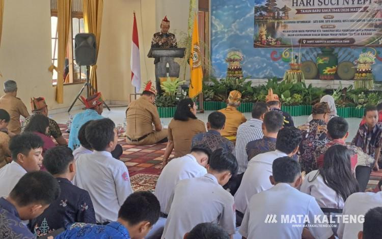 Foto:DIAN/MATA KALTENG - Perayaan Dharmasanti Nyepi Tahun Baru Saka 1948 Tahun 2026 Masehi di Balai Basarah Penyang Hatampung Sampit, Senin 15 Juni 2026.