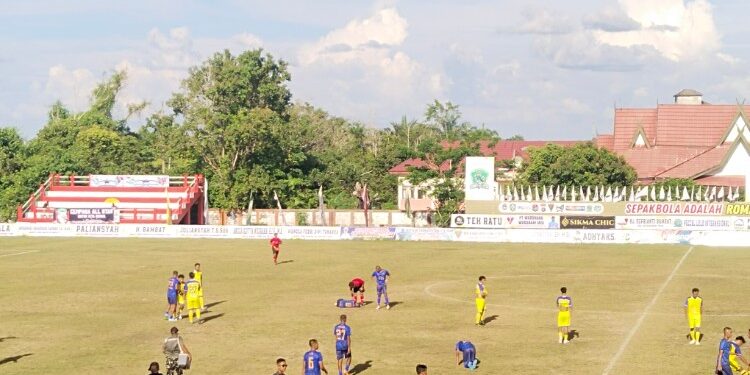 FOTO: AGUS/MATAKALTENG- Yonif TP 923 Mentaya FC (Biru) memastikan langkah ke babak 32 besar usai mengalahkan Gagah Lurus FC (Kuning) dengan skor 2-1, Minggu (14/6/2026).