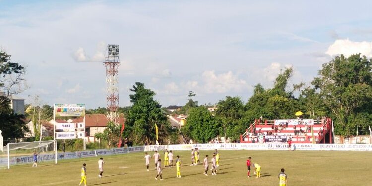 FOTO: AGUS/MATAKALTENG- Pertandingan Cempaga All Star (kuning) vs PSKMB (Abu-abu) di turnamen HNR Cup 2 di stadion 29 November Sampit pada Minggu, 14 Juni 2026.