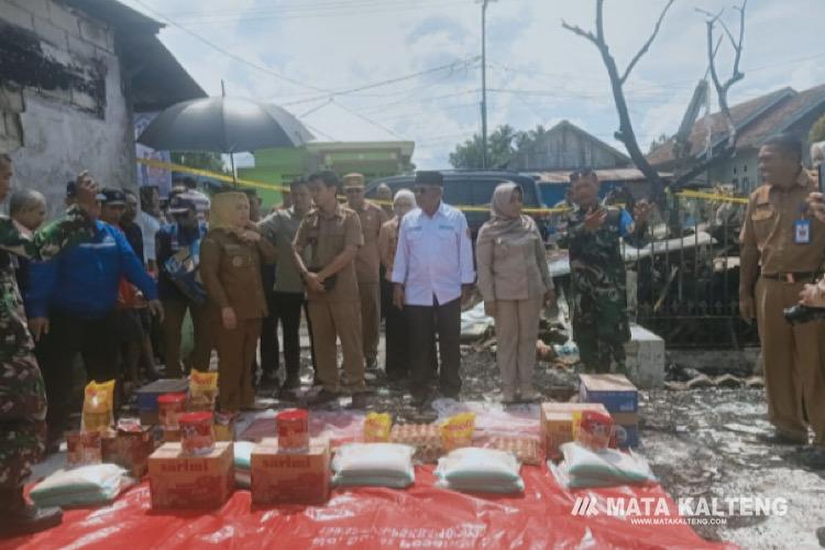 Hj Nurhidayah Serahkan Bantuan Korban Kebakaran Kumai