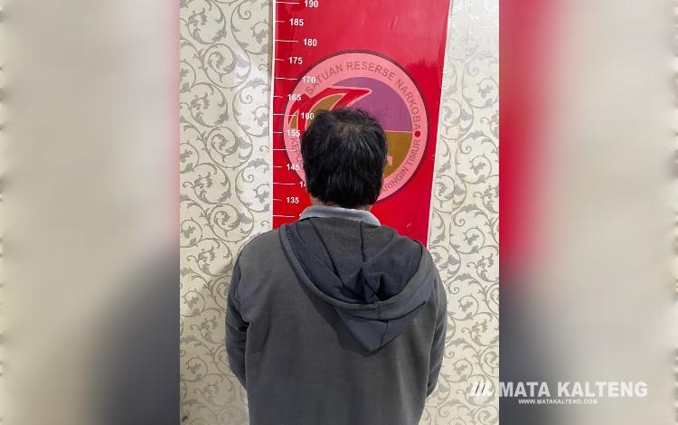 FOTO: IST/MATAKALTENG- Terduga pelaku berinisial MS saat diamankan Satresnarkoba Polres Kotim untuk menjalani proses hukum lebih lanjut.