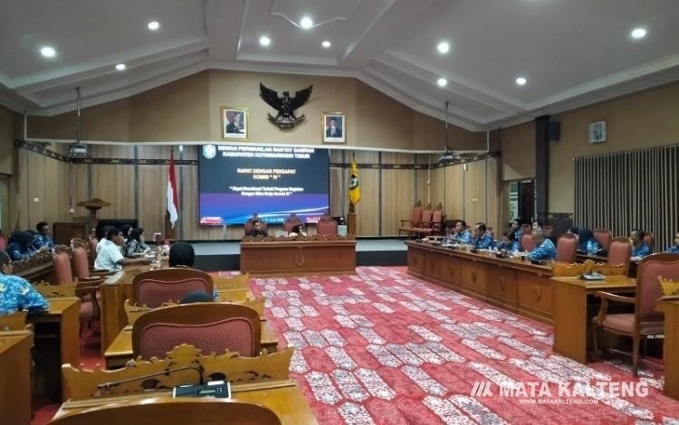 Foto:IST/MATA KALTENG - rapat kerja Komisi IV bersama Dinas Sumber Daya Air, Bina Marga, Bina Konstruksi, Perumahan Rakyat dan Kawasan Permukiman (SDABMBKPRKP), Bidang Pengadaan Barang dan Jasa, Bapperida, Inspektorat, serta BKAD, Rabu 17 Juni 2026.