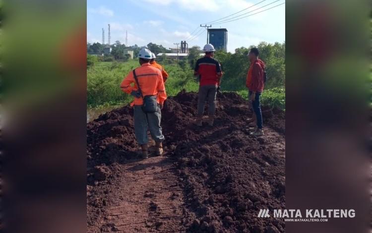 Foto:IST/MATA KALTENG - Jalan buatan di atas danau di Kecamatan Parenggean.