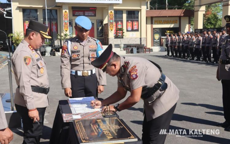 FOTO: AGUS/MATAKALTENG-Pejabat lama dan pejabat baru melakukan penandatanganan berita acara serah terima jabatan dalam rangka penyegaran organisasi di lingkungan Polres Kotim.