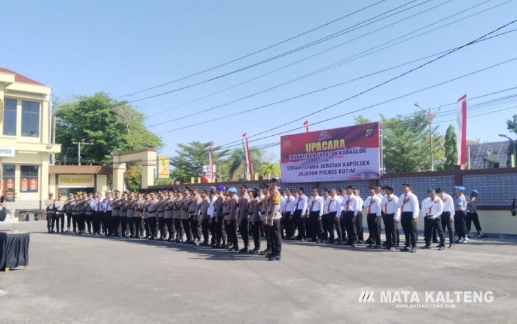 FOTO:AGUS/MATAKALTENG- Terlihat Anggota Polres Kotim saat mengikuti kegiatan upacara Sertijab di Mapolres Kotim pada Senin, 15 Juni 2026.