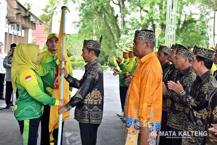 Bupati Kobar Lepas Kontingen Festival Budaya Isen Mulang 2026