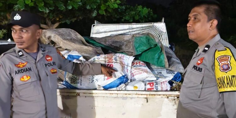 FOTO: IST/MATAKALTENG- Puluhan karung pupuk bersubsidi diamankan Polsek Jaya Karya setelah diduga hendak dibawa keluar dari Kecamatan Teluk Sampit.