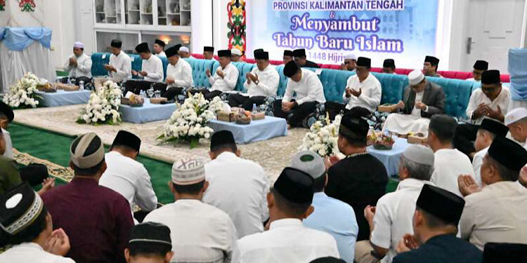 FOTO: IST - Gubernur Agustiar Sabran dan Wagub Edy Pratowo hadir dalam kegiatan Salat Hajat dan Doa Bersama dalam rangka Peringatan Hari Jadi Ke-69 Provinsi Kalteng sekaligus menyambut Tahun Baru Islam 1448 H di Istana Isen Mulang Palangka Raya, Senin (15/6/2026) malam.
